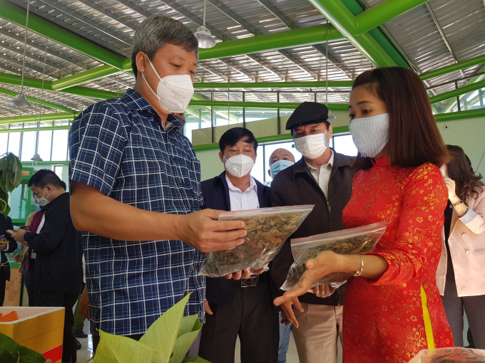 Phiên chợ còn trưng bày các sản phẩm nông sản, dược liệu đặc trưng của huyện Nam Trà My. Ảnh: H.T.