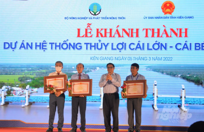 Thủ tướng Phạm Minh Chính tặng bằng khen cho các đơn vị đã có thành tích trong thực hiện dự án hệ thống thủy lợi Cái Lớn - Cái Bé. Ảnh: Văn Vũ.