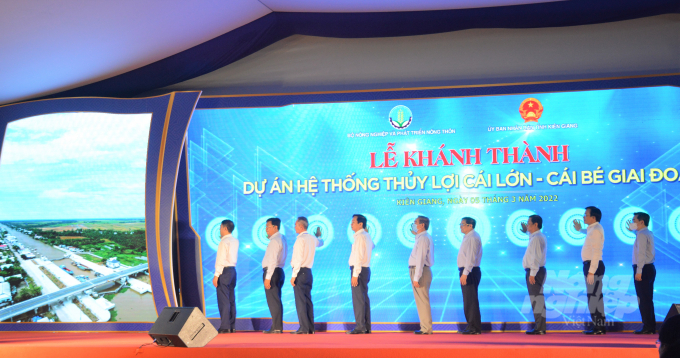 The Prime Minister and delegates pressed the button to inaugurate the Cai Lon - Cai Be irrigation system on March 5. Photo: Trung Chanh.