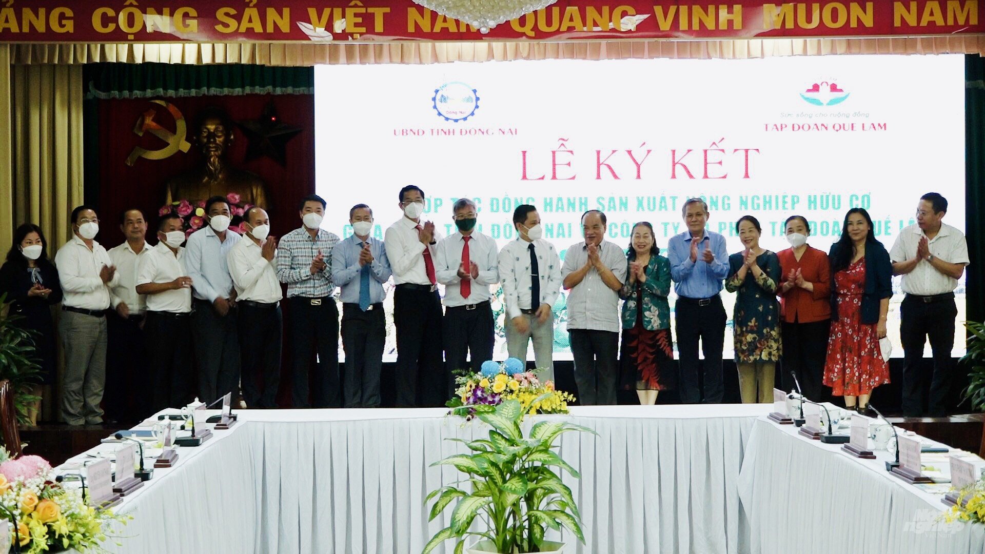 Các đơn vị chúc mừng việc ký kết hợp tác thành công giữa UBND tỉnh Đồng Nai và Công ty CP Tập đoàn Quế Lâm. Ảnh: Minh Sáng.