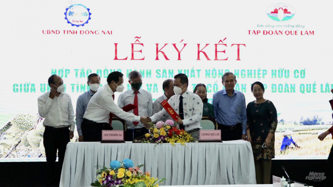 Signing ceremony of cooperation in production and consumption of organic agricultural products between the Dong Nai Provincial People's Committee and Que Lam Group Joint Stock Company. Photo: Minh Sang.