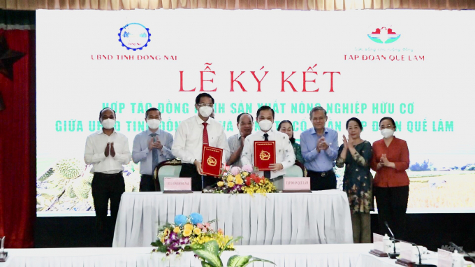 Signing ceremony of cooperation in production and consumption of organic agricultural products between the Dong Nai Provincial People's Committee and Que Lam Group Joint Stock Company. Photo: Minh Sang.