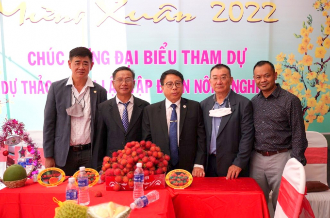 Mr. Phan Thanh But (2nd from left) and his partners established Van Van Loi Agriculture Group. Photo: V.D.T.