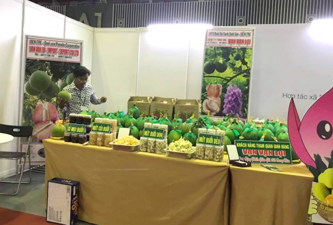 Van Van Loi's fruit products regularly participate in fairs for consumer reviews. Photo: LK.