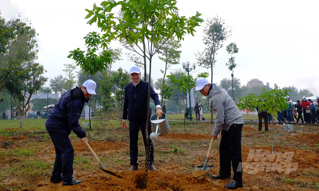 Lãnh đạo Tổng cục Lâm nghiệp hưởng ứng Tết Trồng cây 2022 tại Khu Di tích lịch sử Đền Hùng, Phú Thọ hôm mùng 6 Tết. Ảnh: Bá Thắng.