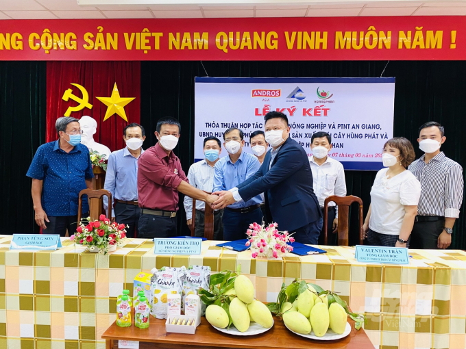Lễ ký kết thỏa thuận hợp tác giữa Sở NN-PTNT An Giang, UBND huyện An Phú với Công ty TNHH sản xuất trái cây Hùng Phát và Công ty TNHH Hoàng Phan. Ảnh: Lê Hoàng Vũ.