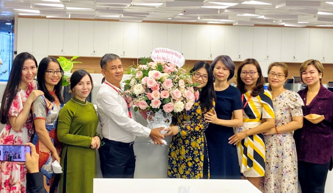 Công đoàn Công ty Kinh doanh Khí tổ chức chúc mừng chị em lao động đang làm việc tại trụ sở.