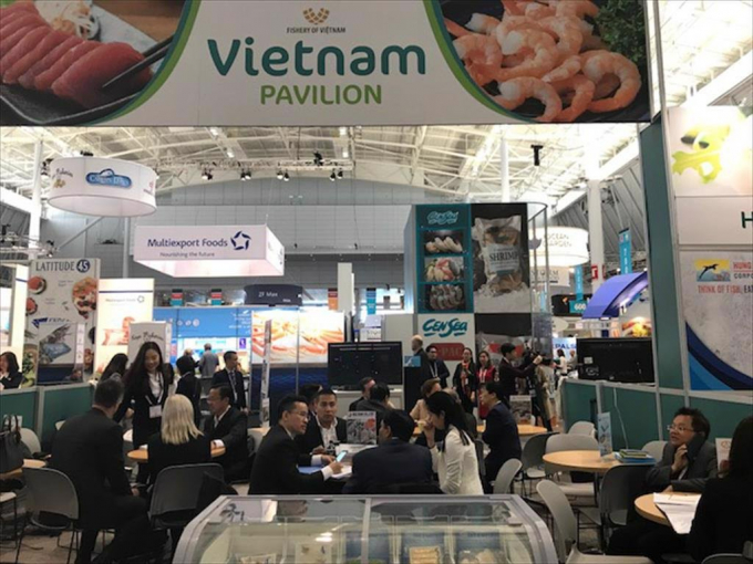 Visitors visit the Vietnamese seafood stall at Seafood Expo North America before the event was interrupted due to Covid-19. Photo: TL.