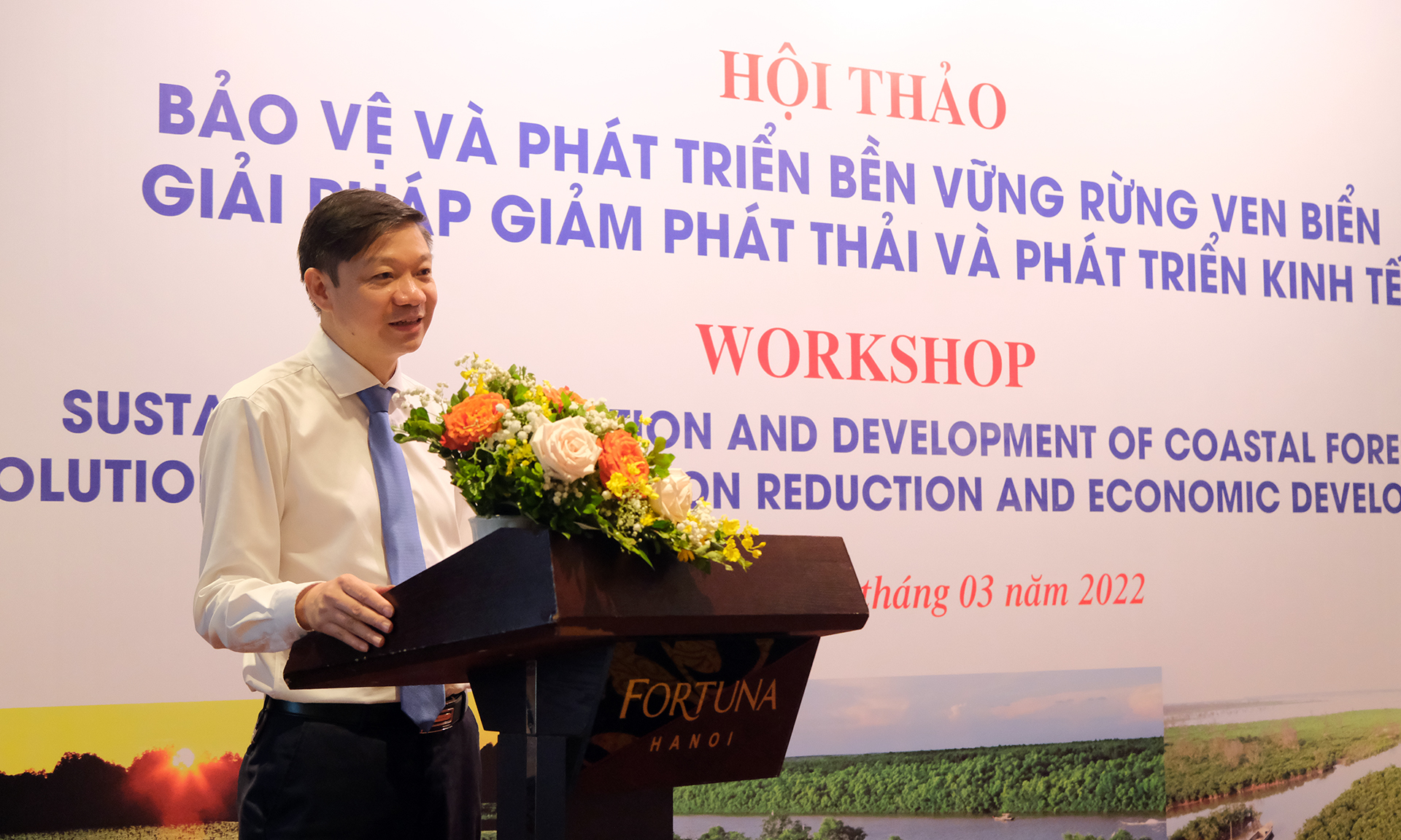 Ông Trần Quang Bảo, Phó Tổng cục trưởng Tổng cục Lâm nghiệp phát biểu tại Hội thảo 'Bảo vệ và phát triển bền vững rừng ven biển - Giải pháp giảm phát thải và phát triển kinh tế'. Ảnh: Bá Thắng.