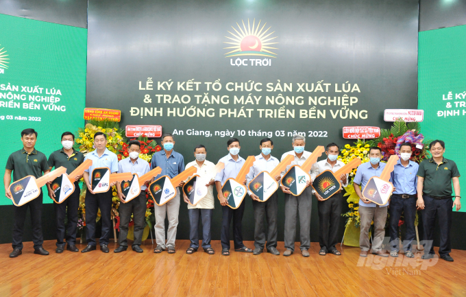 Tập đoàn Lộc Trời trao tặng 123 máy nông nghiệp cho các HTX tại An Giang trị giá hơn 100 tỷ đồng. Ảnh: Lê Hoàng Vũ.