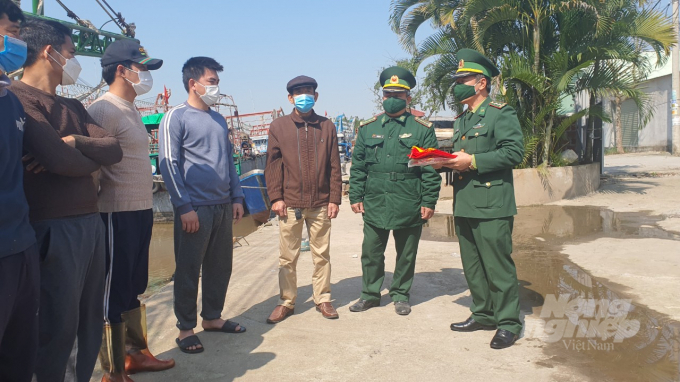 Lực lượng Bộ đội Biên phòng Hải Phòng tuyên truyền pháp luật và tặng cờ Tổ quốc cho ngư dân xã Lập Lễ. Ảnh: Đinh Mười.