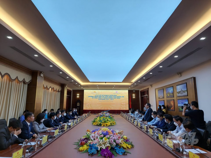 Quang cảnh lễ ký kết Chương trình hợp tác giai đoạn 2022 – 2025 giữa UBND tỉnh Quảng Trị và Tổng Công ty Hàng không Việt Nam. Ảnh: CĐ.
