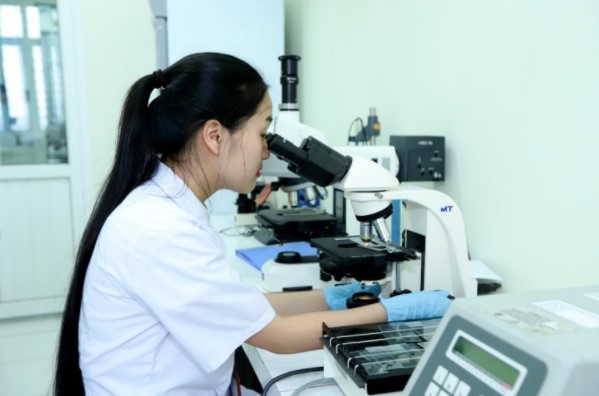Phòng thí nghiệm Trọng điểm Công nghệ sinh học Thú y đạt tiêu chuẩn ISO 17025:2005. Ảnh: HVNN