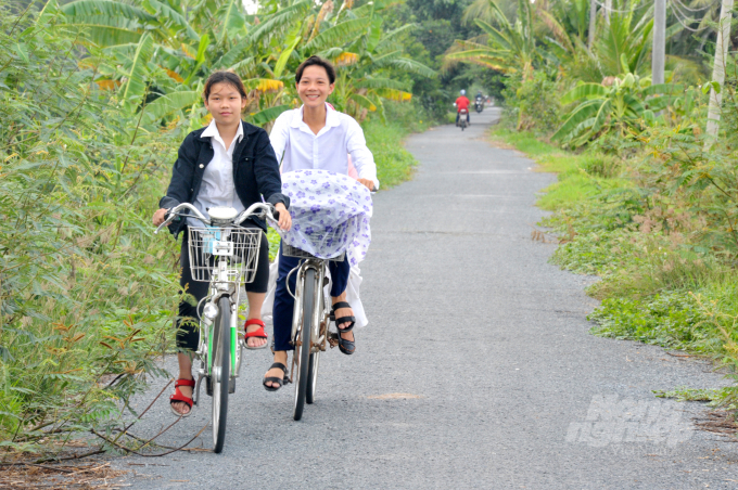 Con đường nhựa bờ Tây kênh 2 tháng 9 của HTX Bình Hòa dài 3,5 km, rộng 3,5 m, xuyên giữa cánh đồng lúa, vườn cây ăn trái, rau màu, có diện tích khoảng hơn 1.000 ha của HTX do dự án VnSAT đầu tư. Ảnh: Lê Hoàng Vũ.