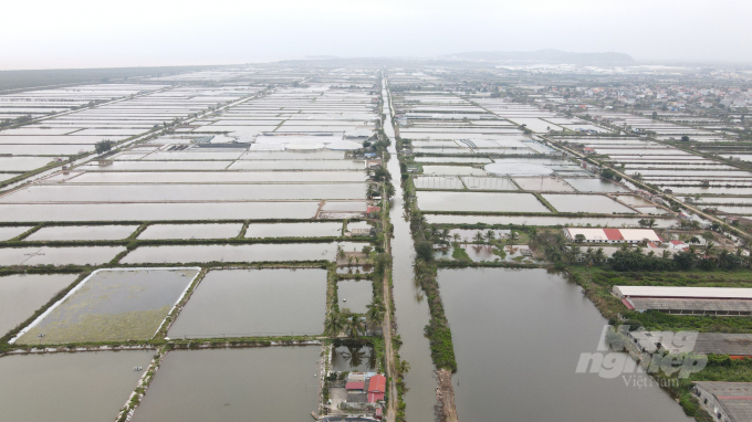 Irrigation and drainage systems for aquaculture are still in common use with sewage systems for daily use causing heavy pollution to the environment. Photo: Dinh Muoi.