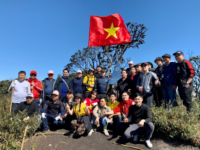 Đoàn khảo sát do ông Trần Tiến Dũng, Chủ tịch UBND tỉnh Lai Châu dẫn đầu trải nghiệm tuyến du lịch leo núi Pu Ta Leng.