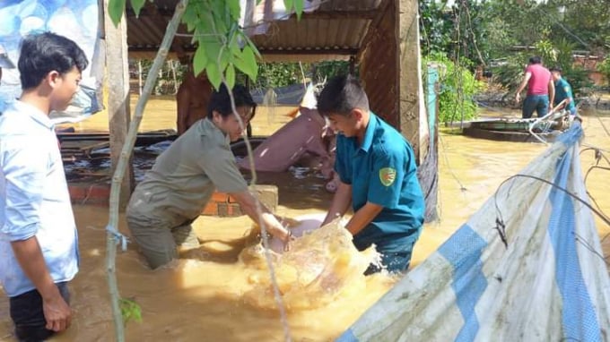 Công tác 4 tại chỗ được triển khai. giúp dân khắc phục hậu quả trong đợt mưa lũ. Ảnh: T.L.