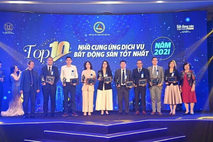 Đại diện Top 10 Nhà cung ứng dịch vụ bất động sản tốt nhất năm 2021.