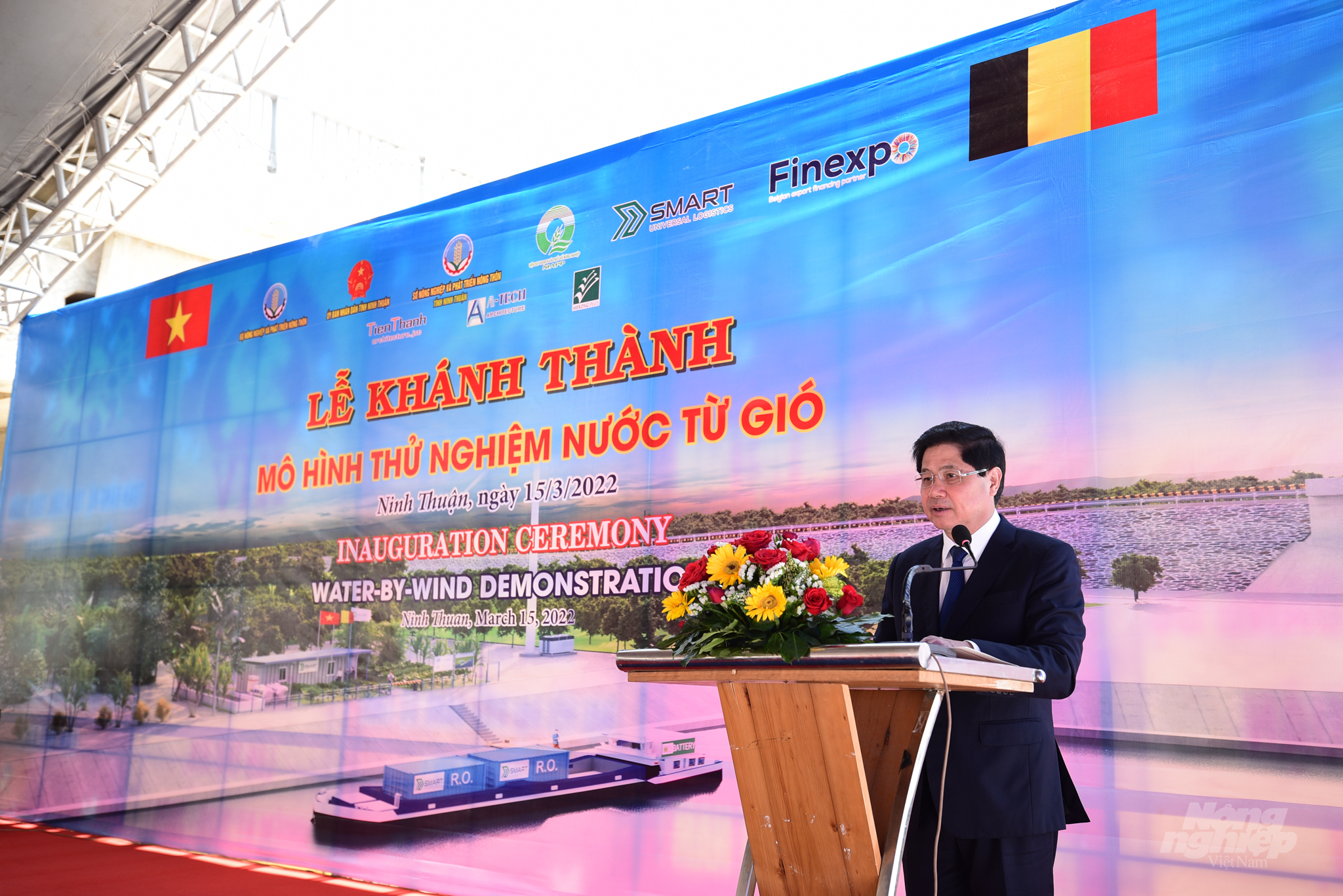 Deputy Minister Le Quoc Doanh highly appreciated the desalination capacity and mobility of the project model 'Water by Wind demonstration' in Ninh Thuan. Photo: Tung Dinh.