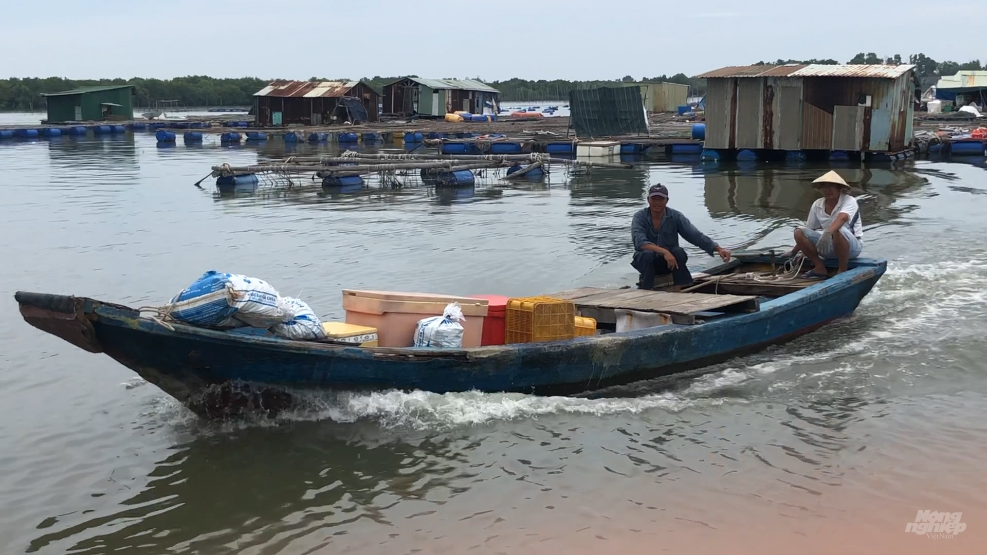  Các lồng bè đang được người dân kéo di chuyển về khu quay hoạch tập trung để trả lại mặt nước cho địa phương quản lý. Ảnh: Minh Sáng. 