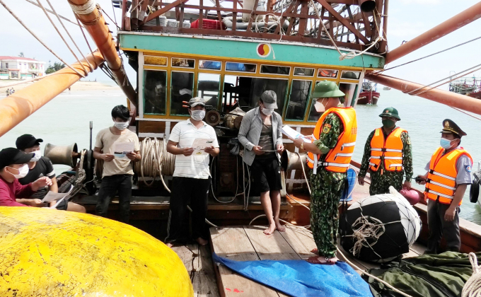 Lực lượng Chi cục Thủy sản Quảng Bình tuyên truyền pháp luật cho ngư dân trên tàu cá. Ảnh: Thanh Nga.