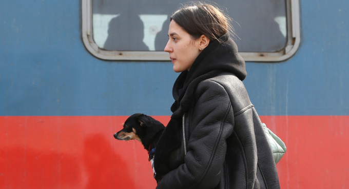 Hình ảnh một thiếu nữ Ukraine ôm thú cưng vừa đặt chân xuống ga tàu ở thủ đô Budapest (Hungary) hôm 15/3/2022. Ảnh: Reuters