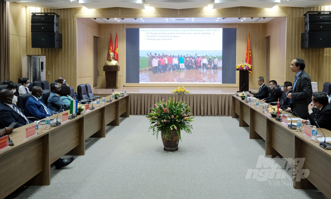 Assoc. Dr. Dao The Anh, Deputy Director of VAAS, presented an overview of Vietnam's agriculture. Photo: Bao Thang.