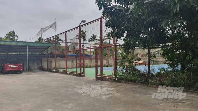 Sân tennis trái phép hoạt động trong khuôn viên nhà trường. Ảnh: Đinh Mười.