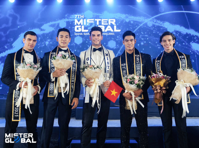 Đại diện Việt Nam Danh Chiếu Linh (thứ 2 từ phải vào) trở thành Á vương 1 Mister Global 2022.