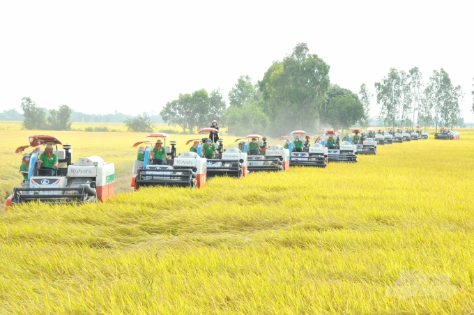 Loc Troi transferred the operating technique of 123 agricultural machineries to farmers in An Giang. Photo: Le Hoang Vu.