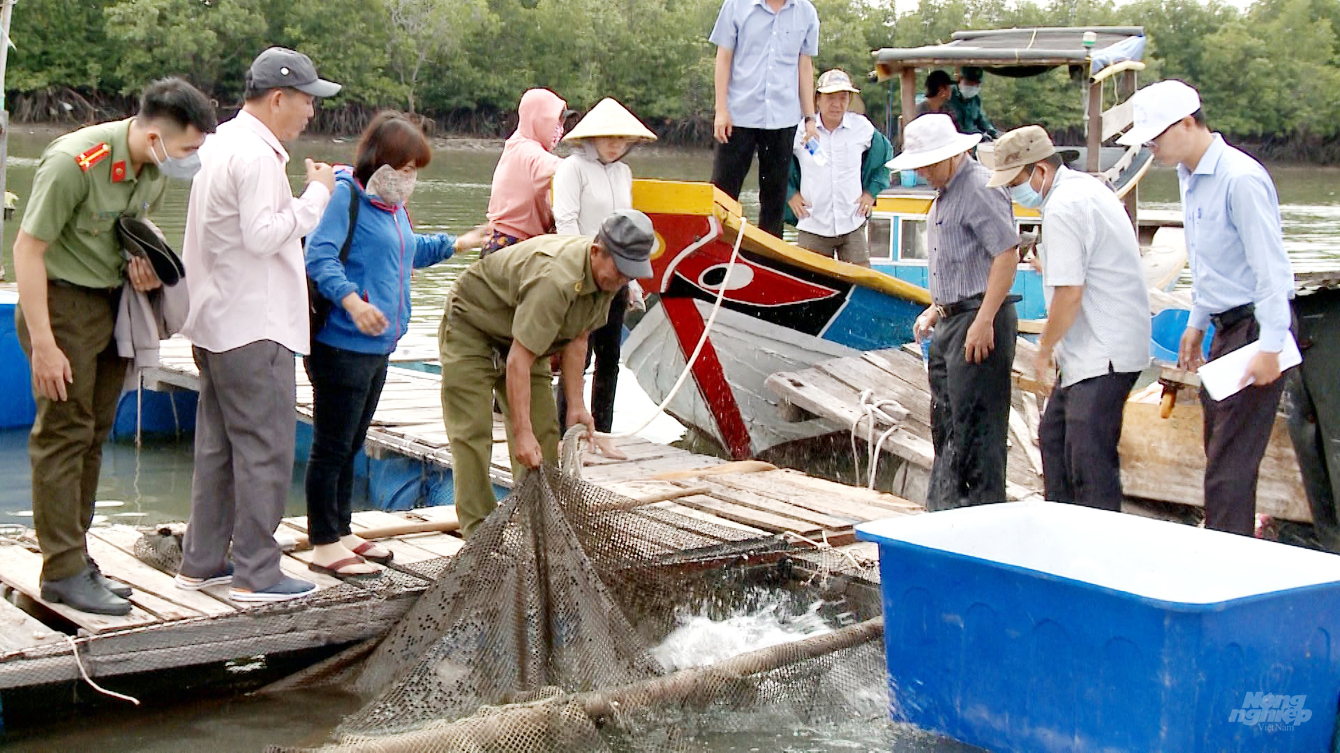 Cơ quan chức năng tăng cường tuyên truyền vận động và tiến hành thí điểm cưỡng chế đối với những bè nuôi trái phép nằm ngoài vùng quy hoạch. Ảnh: Minh Sáng.