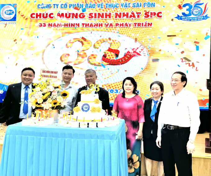 Ban giám đốc Công ty SPC cùng cắt bánh sinh nhật nhân kỉ niệm 33 năm thành lập Công ty. Ảnh: Đức Trung.