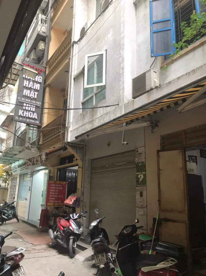 Biển hiệu công ty tại căn nhà số 2, ngõ 10, Nguyễn Thị Định mới được tháo bỏ vẫn còn nguyên dấu vết.