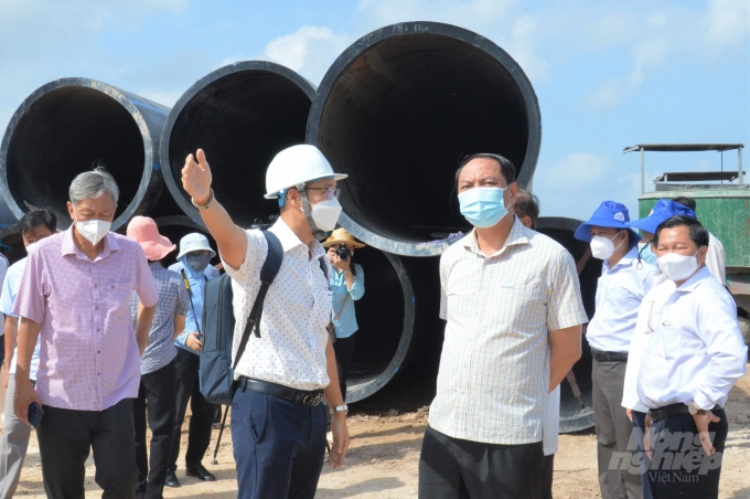 Chairman of the People's Committee of Kien Giang province Lam Minh Thanh (3rd from left) inspects the implementation of the pipeline system to collect sea water for hi-tech shrimp farming of Minh Phu Hi-tech Agriculture Joint Stock Company at the starting point at Cha Va beach, Duong Hoa commune, Kien Luong district. Photo: Trung Chanh.