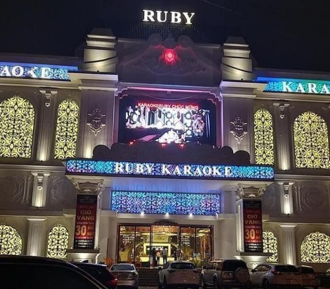 Sau khi UBND tỉnh cho phép, quán Karaoke Ruby trên đường Hàm Nghi, TP Hà Tĩnh đã dọn dẹp, khử khuẩn phòng hát, chuẩn bị đón khách. 