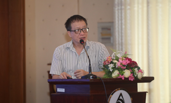 TS. Nguyễn Lanh chia sẻ cách tiếp cận, phương pháp đánh giá tính dễ bị tổn thương BĐKH tại Hội thảo.