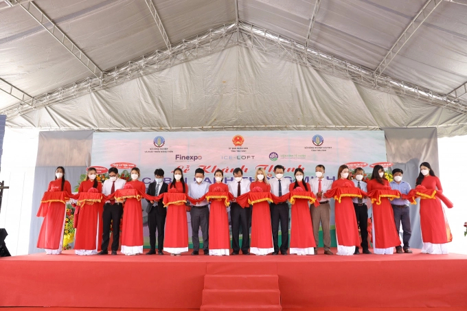  Cutting the ribbon to inaugurate the smart cold storage. Photo: TL.