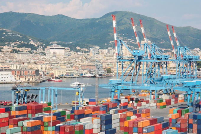 Cảng Genova của Ý, nơi có một số container hạt điều đã được giữ lại. Ảnh: TL.