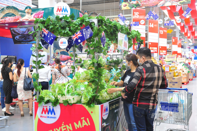 Người tiêu dùng mua sắm thực phẩm nhập khẩu từ Úc. Ảnh: Sơn Trang.