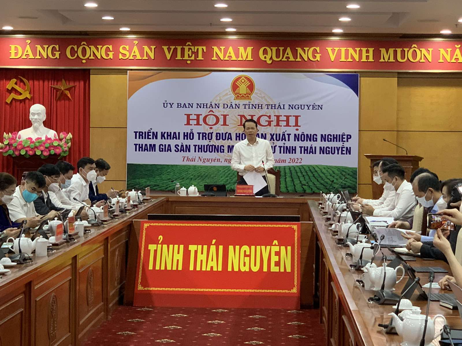 Sáng 18/3, Hội nghị triển khai hỗ trợ hộ sản xuất nông nghiệp tham gia sàn TMĐT diễn ra tại Thái Nguyên, do Phó Chủ tịch UBND tỉnh Thái Nguyên Dương Văn Lượng chủ trì.