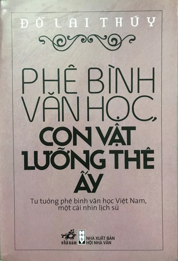 Cuốn sách 'Phê bình văn học, con vật lưỡng thê ấy' của Đỗ Lai Thúy in năm 2011.