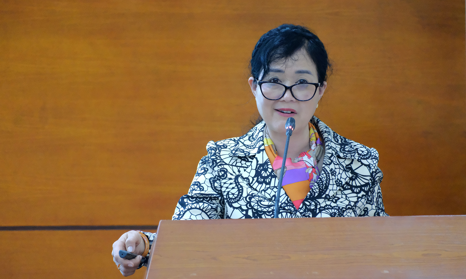 Dr. Ha Thuy Hanh, Deputy Director of the National Center for Agricultural Extension introduced effective pig breeding models. Photo: Bao Thang.