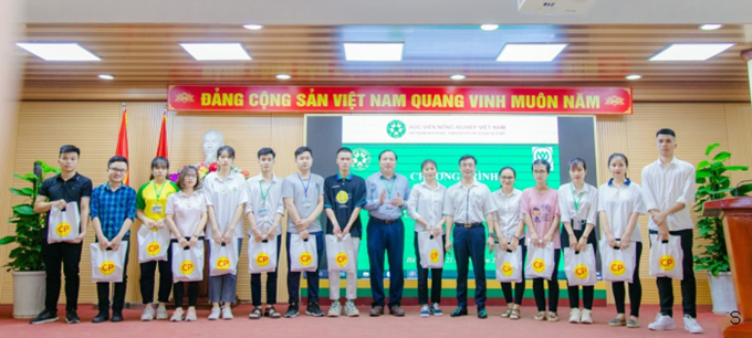 Công ty Cổ phần Chăn nuôi C.P. Việt Nam hỗ trợ sinh viên Học viện bị ảnh hưởng bởi dịch bệnh Covid-19. Ảnh: HVNN