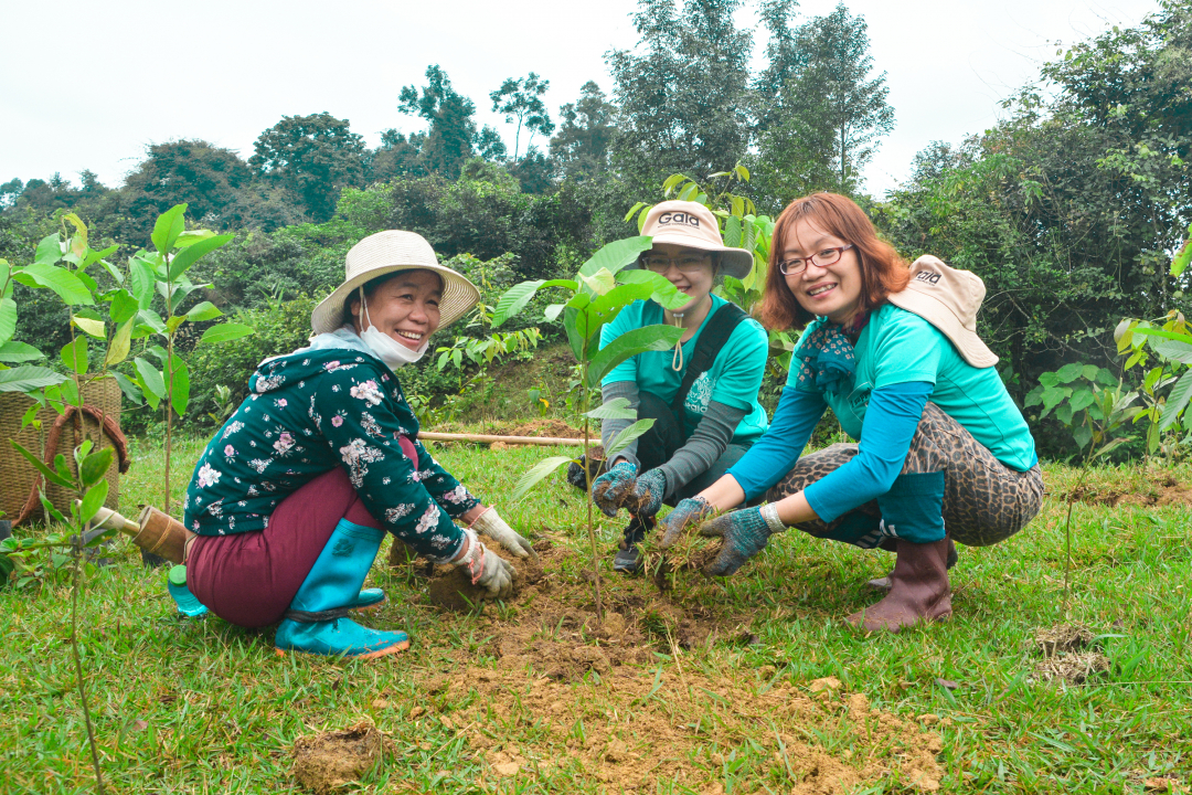 Bà Đỗ Thị Thanh Huyền, Nhà sáng lập & Giám đốc Trung tâm Bảo tồn Thiên nhiên Gaia cùng người dân địa phương trồng cây tại Khu Bảo tồn Thiên nhiên Xuân Liên.