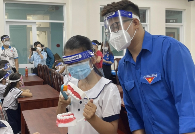 Ban Chấp hành Đoàn Bệnh viện Răng Hàm Mặt TP.HCM phối hợp Hội đồng đội quận 4 tổ chức 'Ngày hội sức khỏe răng miệng thế giới', hướng dẫn học sinh tiểu học chải răng đúng cách.