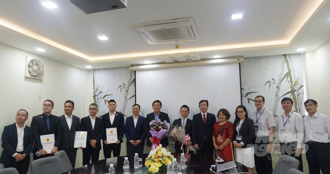 Ông Nguyễn Anh Thi, Trưởng Ban Quản lý Khu Công nghệ cao TP.HCM trao giấy chứng nhận đăng ký đầu tư dự án Trung tâm Dữ liệu HCMC1' cho nhà đầu tư. Ảnh: Nguyễn Thủy.