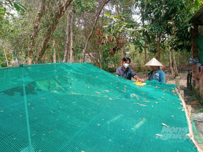 Anh Giang chia sẻ kinh nghiệm chăn nuôi với các thành viên trong HTX. Ảnh: Trần Trung.