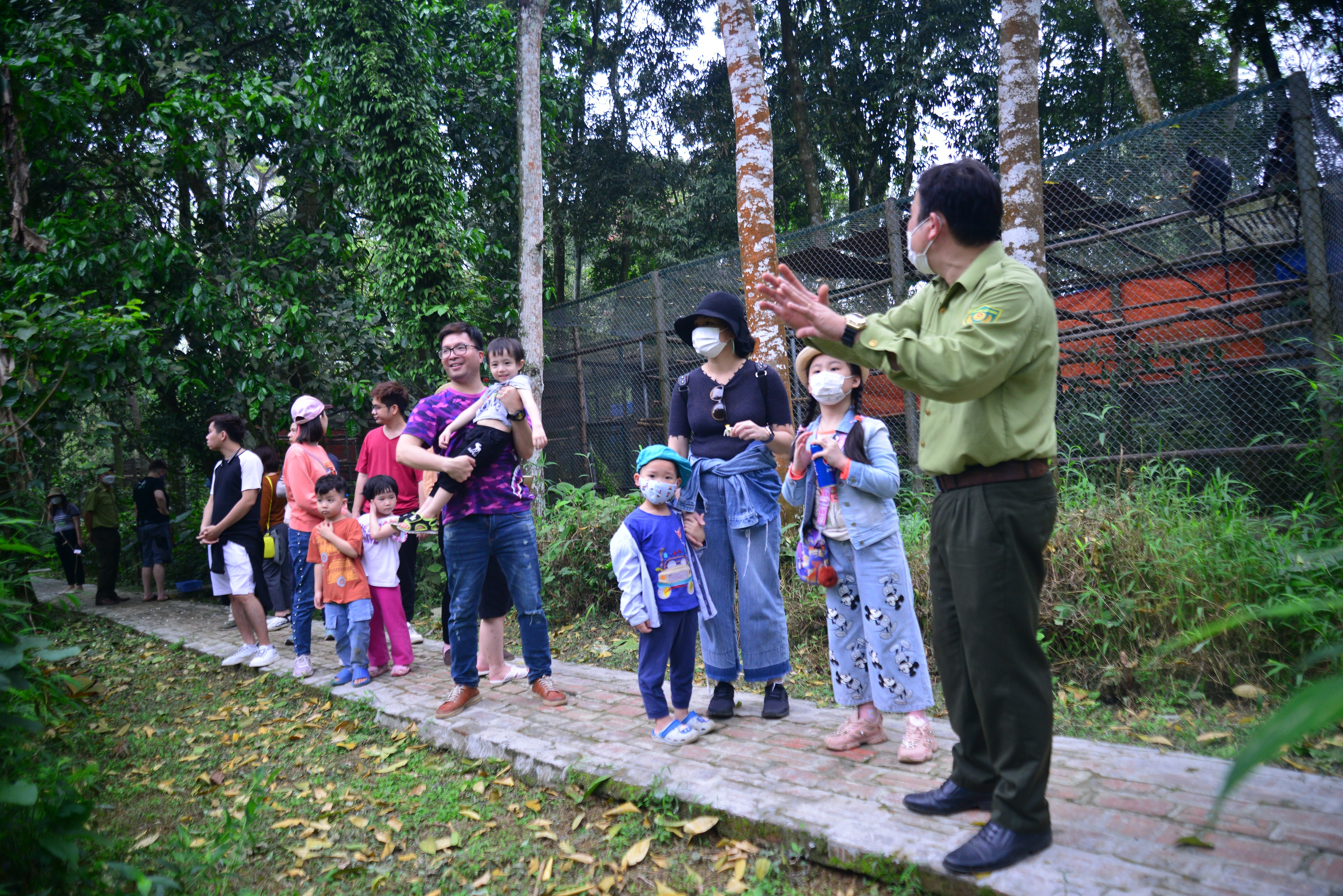 Gia đình MC nghe cán bộ giáo dục của Vườn giới thiệu về Chương trình Cứu hộ Linh trưởng nguy cấp. Ảnh: Trần Văn Bảy.