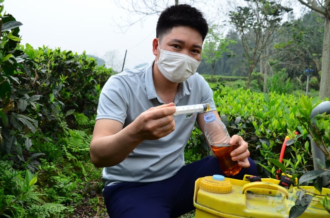 Mr. Cuu mixing herbal pesticides. Photo: Duong Dinh Tuong.