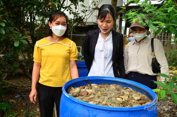 Ms. Hang (on the left) and a technician checking the fish compost bin. Photo: Duong Dinh Tuong.